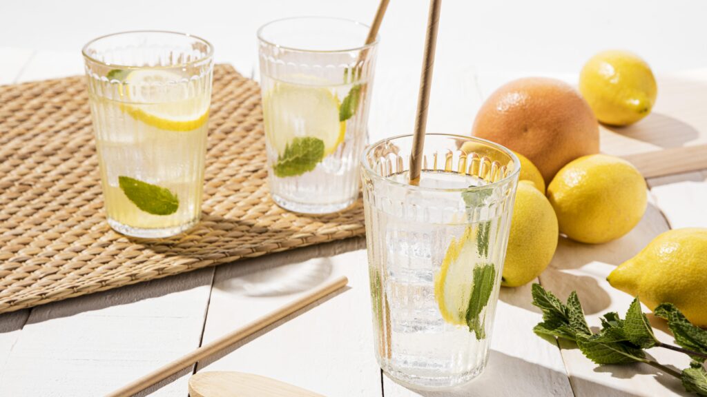 Kawa mrożona, lemoniada i woda z owocami. Letnie napoje, które zrobisz w kilka minut.